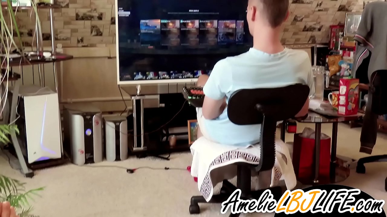 Девушка мастурбирует секс игрушкой за парня играть в компьютерные