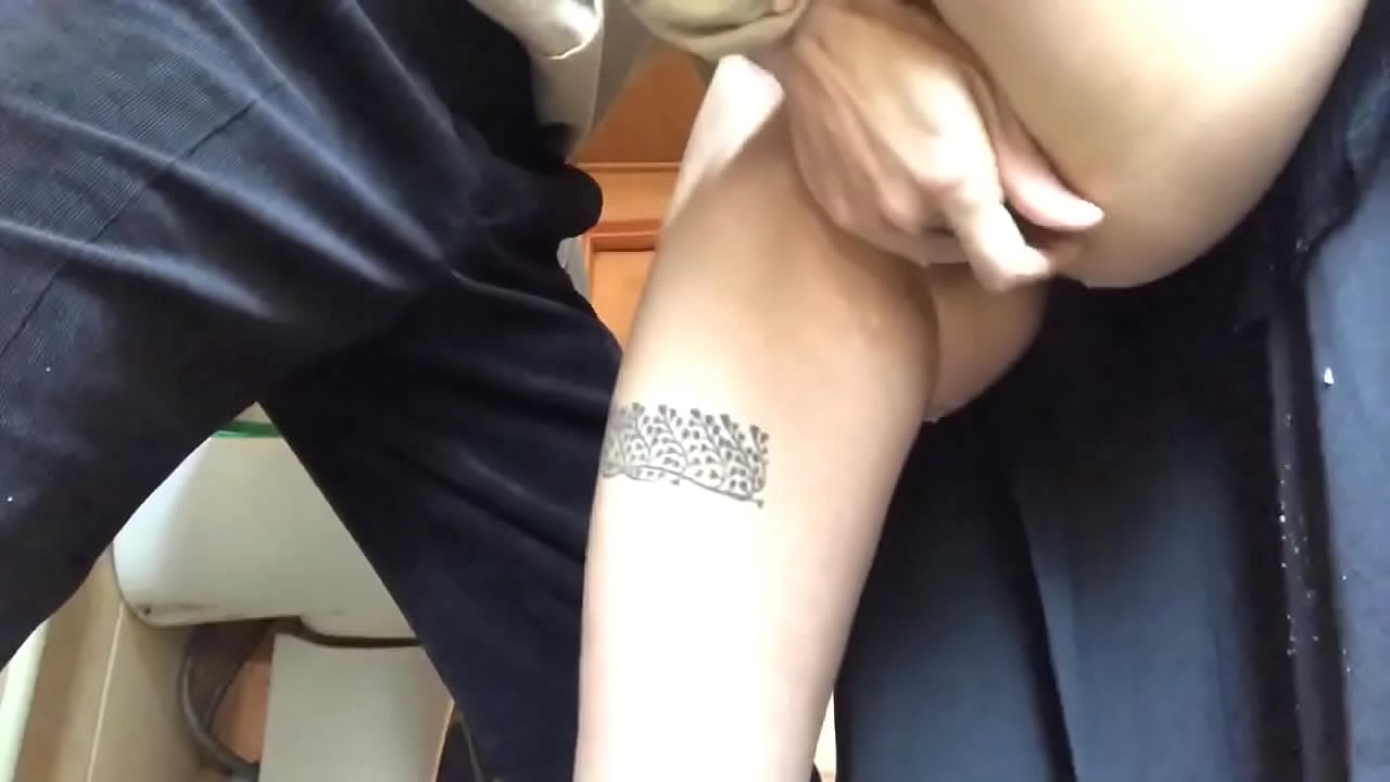 сквирт в школьном туалете, настоящий пенный оргазм - мой учитель постарался