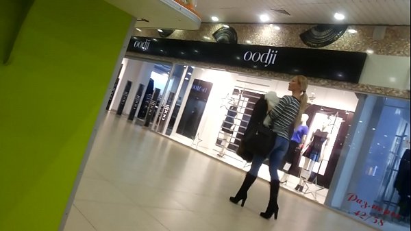 Классная телочка в супермаркете