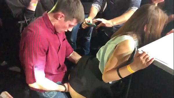 Настоящий секс в русском ночном клубе. 18-летняя русская девушка в анал и влагалище трахается в ночном клубе