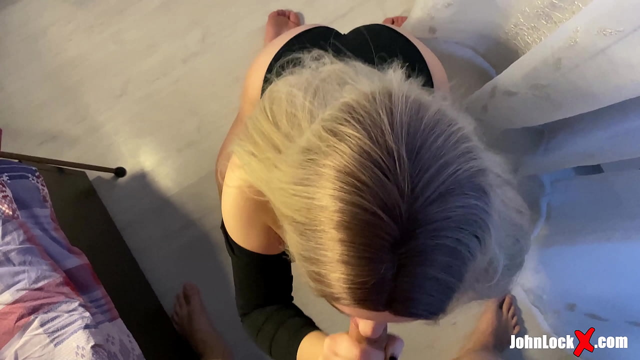 Рыжая Сосет Хуй и Ебется Раком , Получает Сперму На Попку